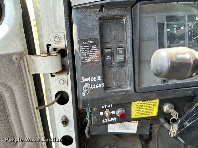 image for item LR9722 1999 International 4700  dump flatbed truck