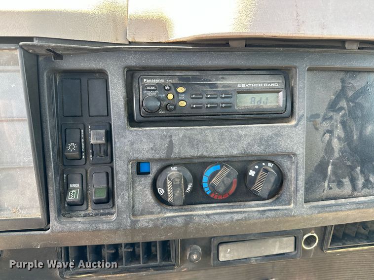 image for item LR9722 1999 International 4700  dump flatbed truck