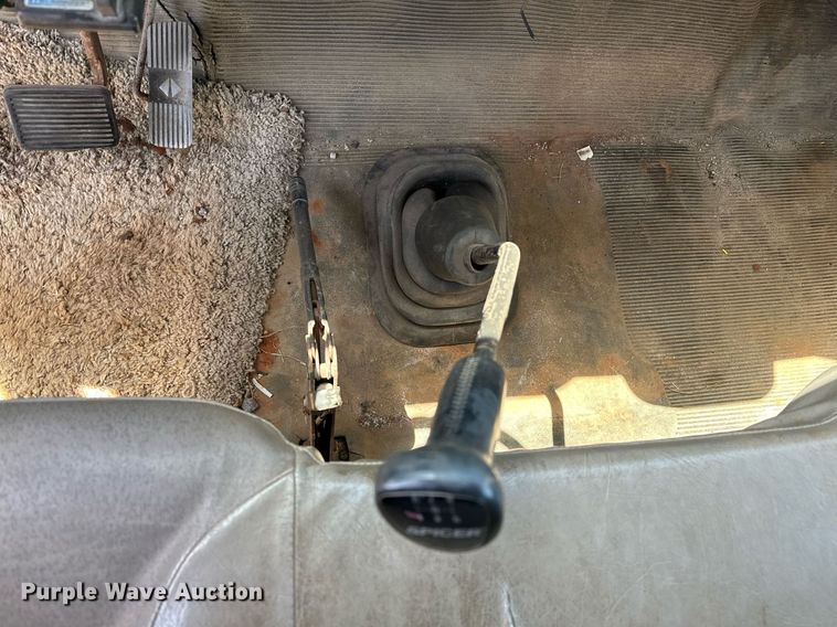 image for item LR9722 1999 International 4700  dump flatbed truck