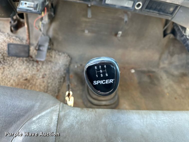 image for item LR9722 1999 International 4700  dump flatbed truck