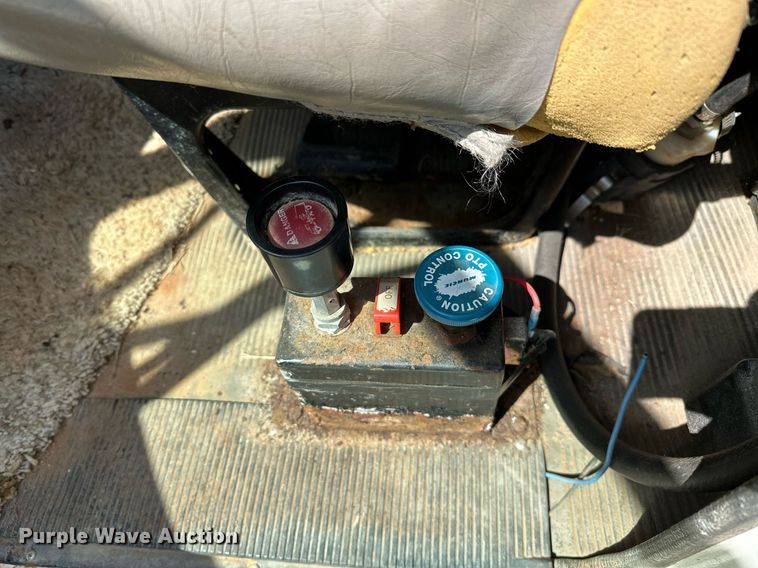 image for item LR9722 1999 International 4700  dump flatbed truck