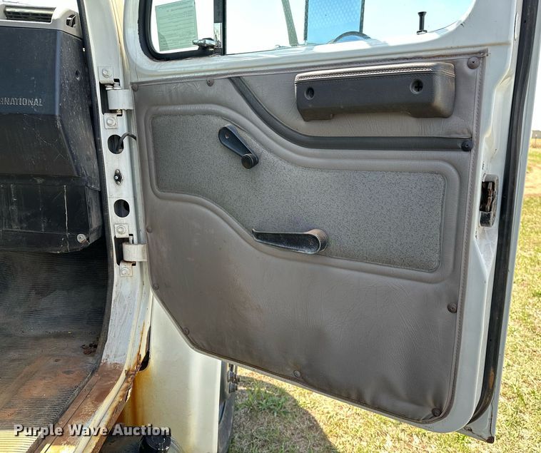 image for item LR9722 1999 International 4700  dump flatbed truck