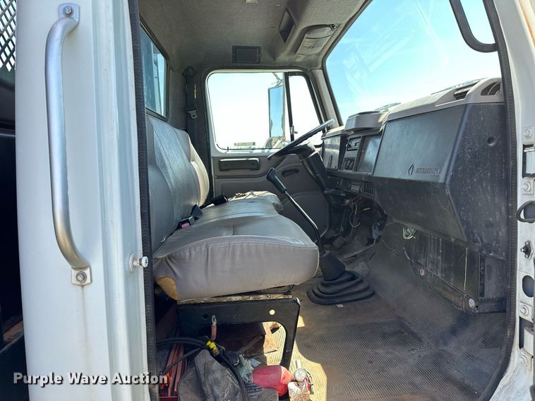 image for item LR9722 1999 International 4700  dump flatbed truck