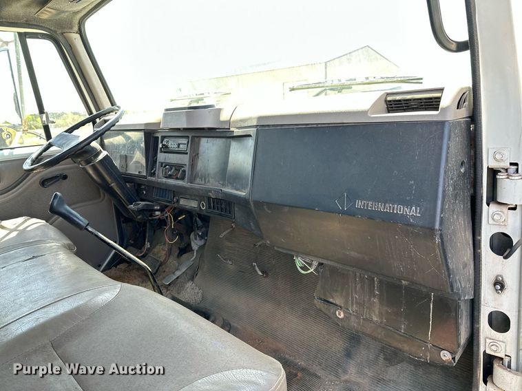 image for item LR9722 1999 International 4700  dump flatbed truck