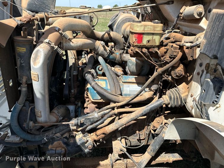 image for item LR9722 1999 International 4700  dump flatbed truck