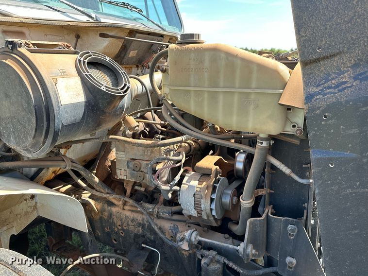 image for item LR9722 1999 International 4700  dump flatbed truck