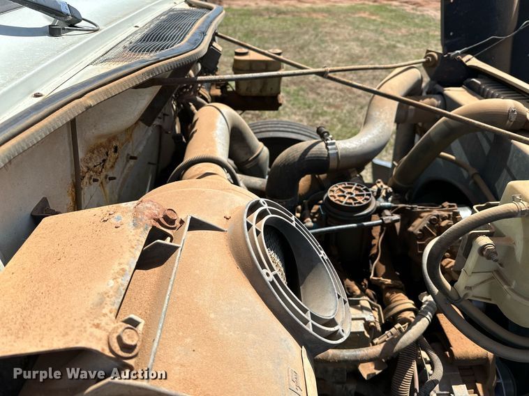 image for item LR9722 1999 International 4700  dump flatbed truck