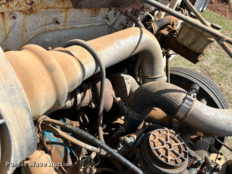 image for item LR9722 1999 International 4700  dump flatbed truck