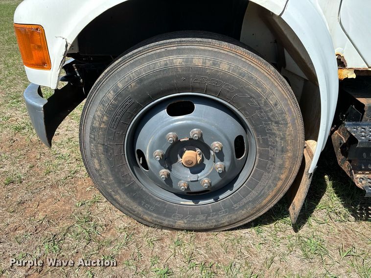 image for item LR9722 1999 International 4700  dump flatbed truck