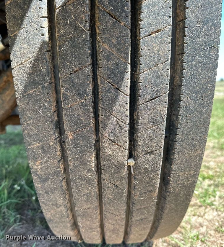 image for item LR9722 1999 International 4700  dump flatbed truck