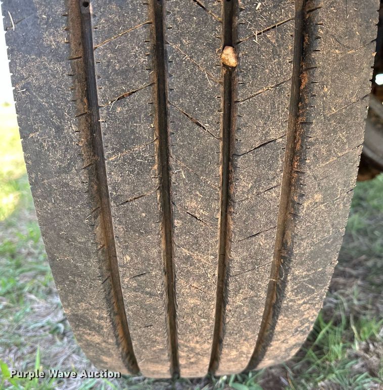 image for item LR9722 1999 International 4700  dump flatbed truck