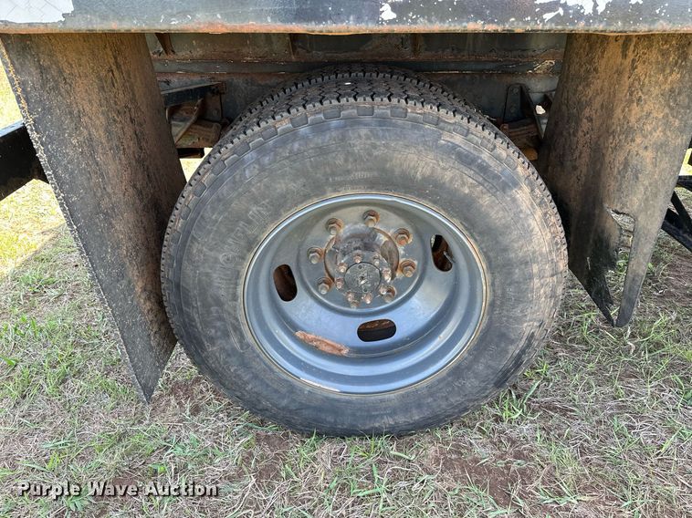 image for item LR9722 1999 International 4700  dump flatbed truck