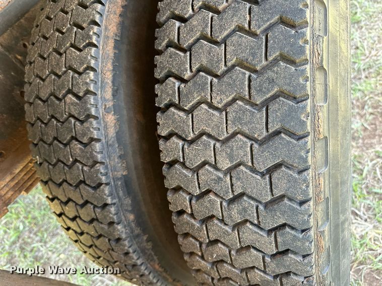 image for item LR9722 1999 International 4700  dump flatbed truck