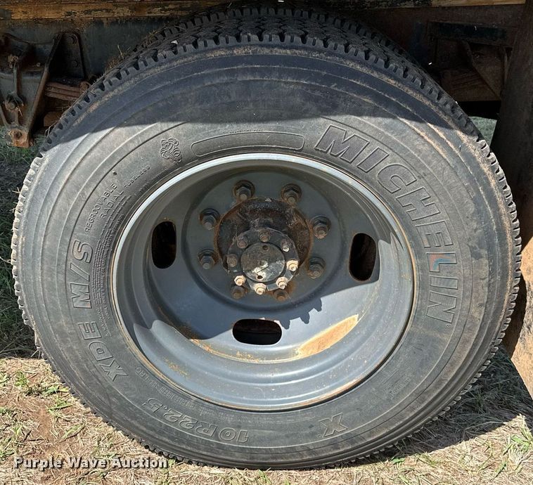 image for item LR9722 1999 International 4700  dump flatbed truck