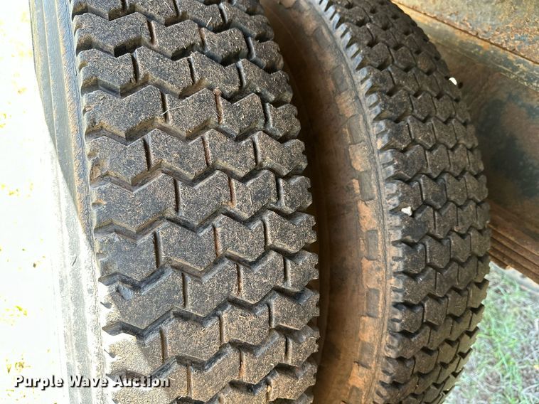 image for item LR9722 1999 International 4700  dump flatbed truck