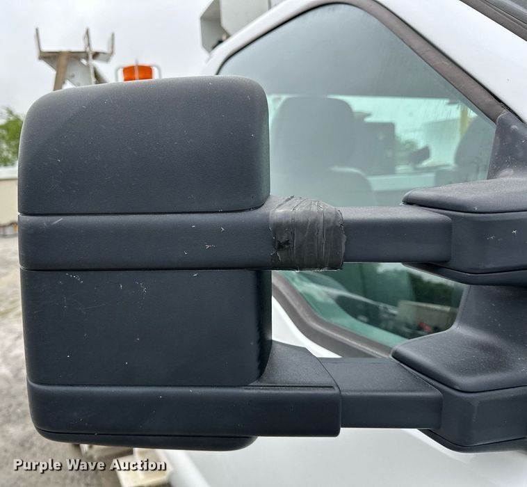 image for item LR9743 2013 Ford F550 Super Duty  bucket truck