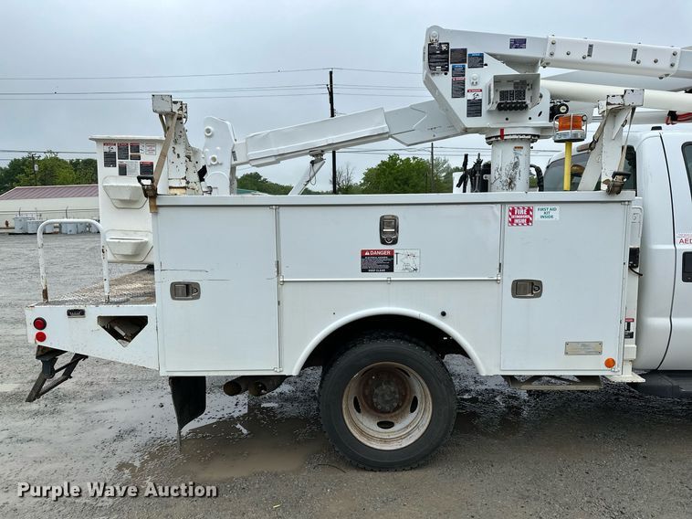 image for item LR9743 2013 Ford F550 Super Duty  bucket truck