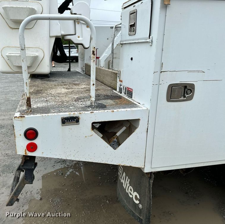 image for item LR9743 2013 Ford F550 Super Duty  bucket truck