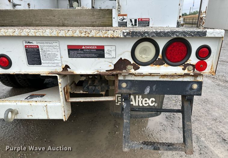 image for item LR9743 2013 Ford F550 Super Duty  bucket truck