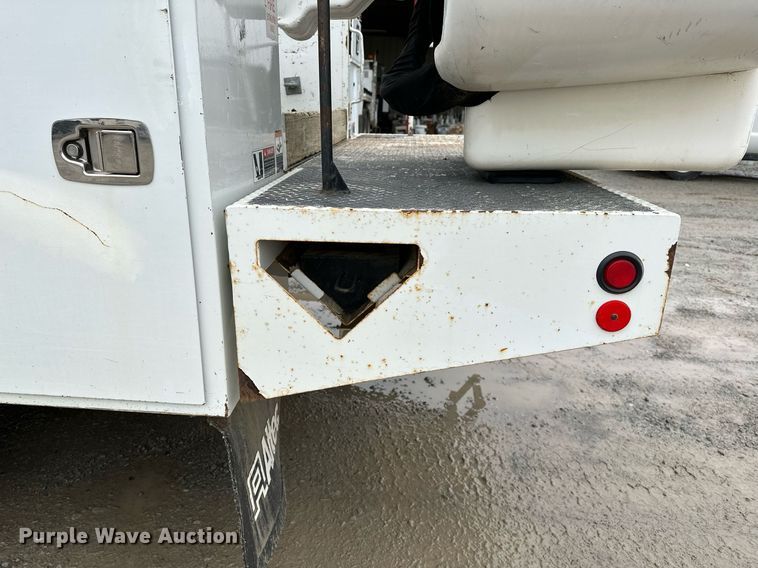 image for item LR9743 2013 Ford F550 Super Duty  bucket truck