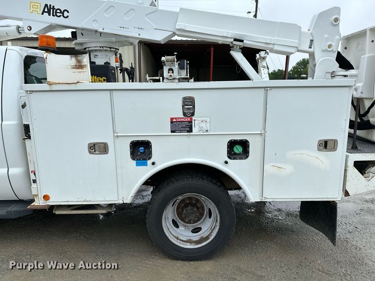 image for item LR9743 2013 Ford F550 Super Duty  bucket truck