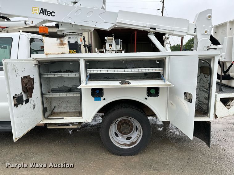 image for item LR9743 2013 Ford F550 Super Duty  bucket truck