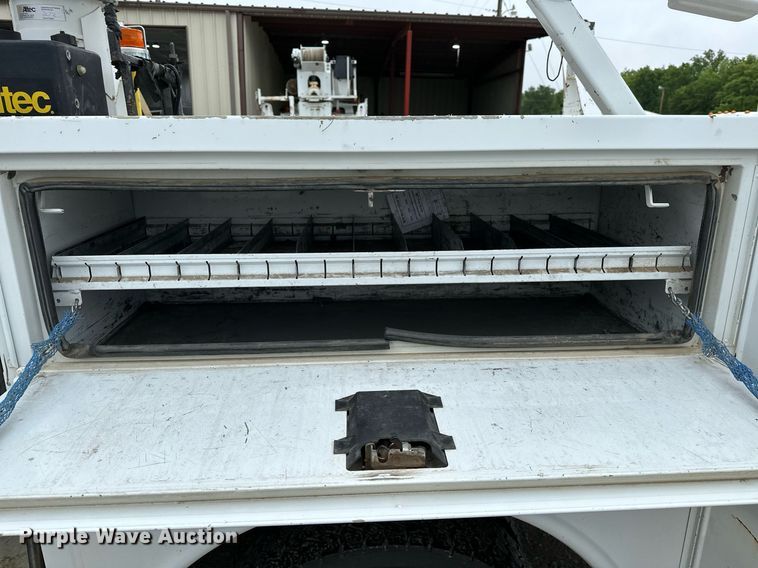 image for item LR9743 2013 Ford F550 Super Duty  bucket truck