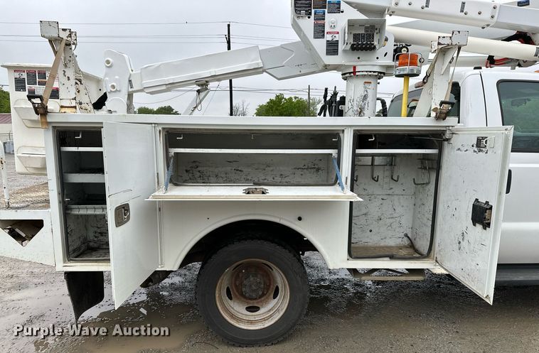image for item LR9743 2013 Ford F550 Super Duty  bucket truck