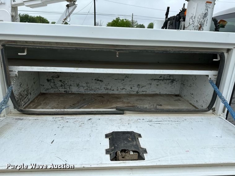 image for item LR9743 2013 Ford F550 Super Duty  bucket truck