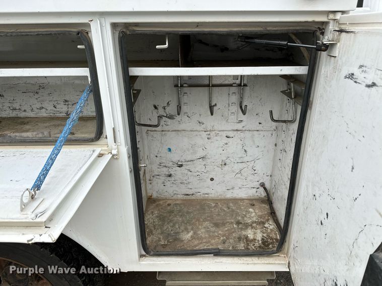 image for item LR9743 2013 Ford F550 Super Duty  bucket truck