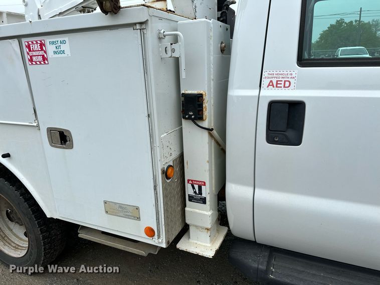 image for item LR9743 2013 Ford F550 Super Duty  bucket truck