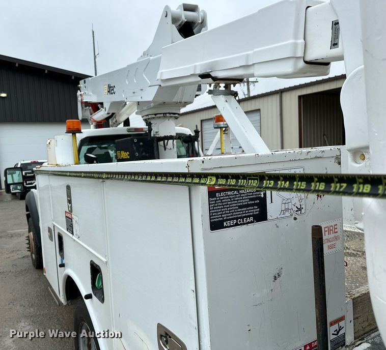 image for item LR9743 2013 Ford F550 Super Duty  bucket truck