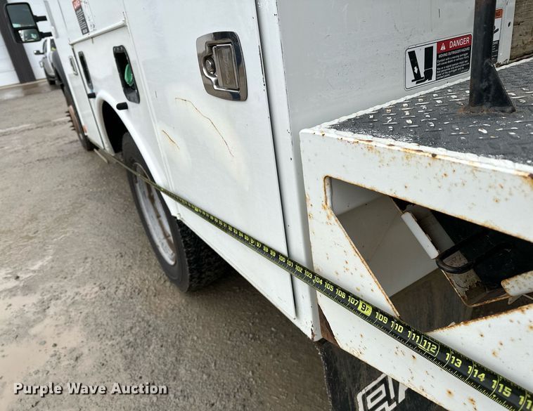 image for item LR9743 2013 Ford F550 Super Duty  bucket truck