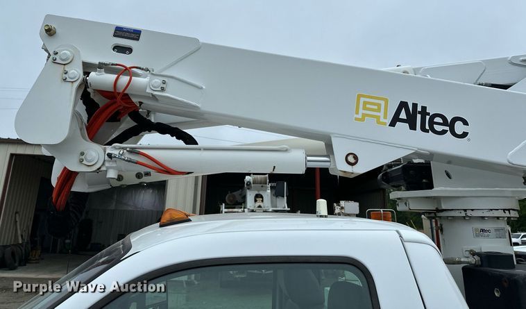 image for item LR9743 2013 Ford F550 Super Duty  bucket truck