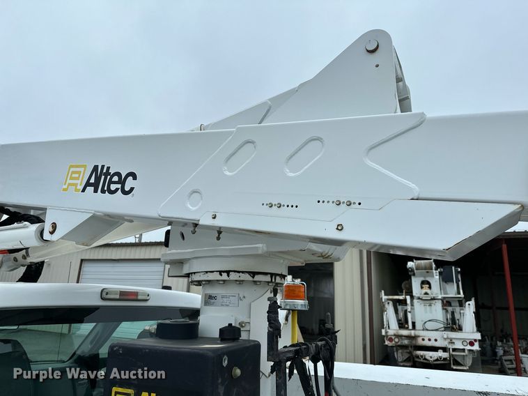 image for item LR9743 2013 Ford F550 Super Duty  bucket truck