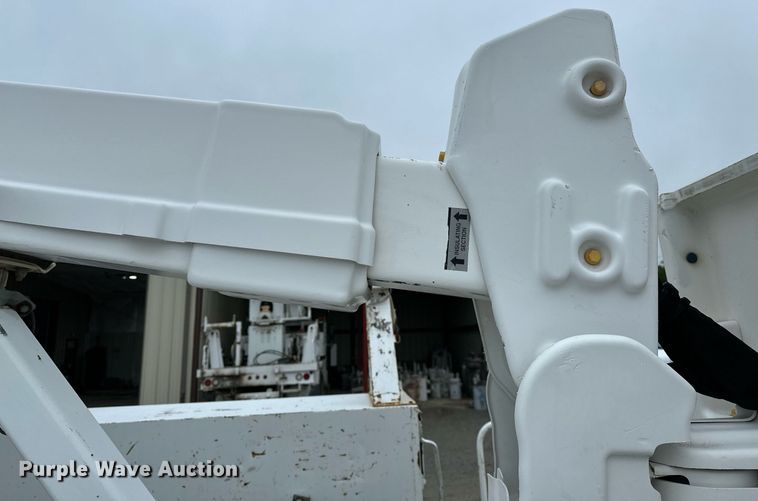 image for item LR9743 2013 Ford F550 Super Duty  bucket truck