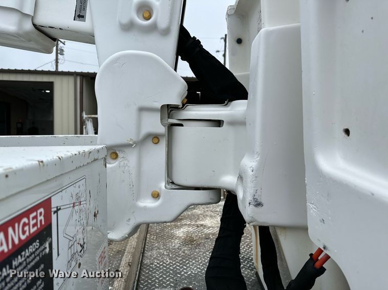 image for item LR9743 2013 Ford F550 Super Duty  bucket truck