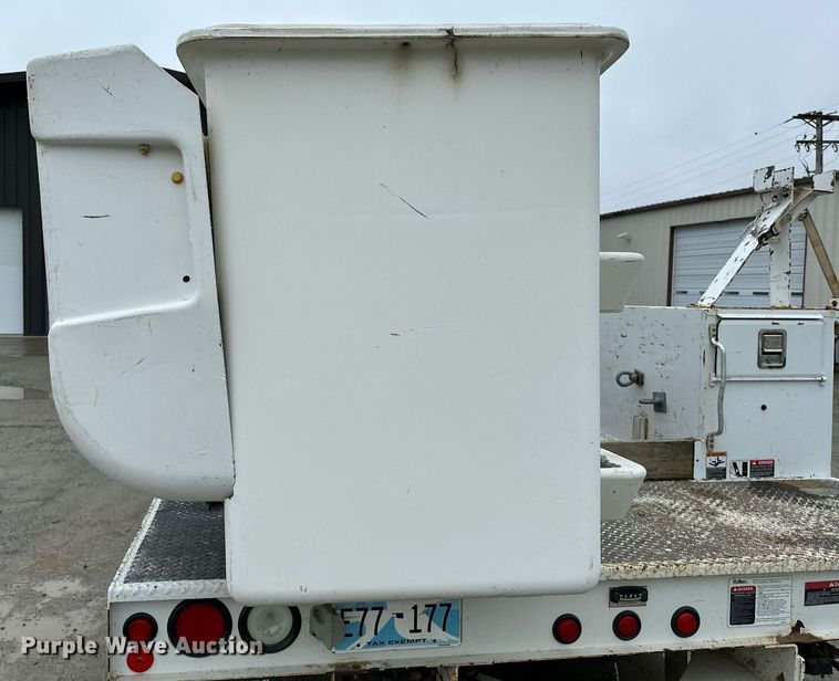 image for item LR9743 2013 Ford F550 Super Duty  bucket truck