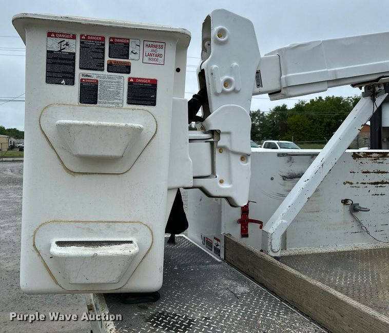 image for item LR9743 2013 Ford F550 Super Duty  bucket truck