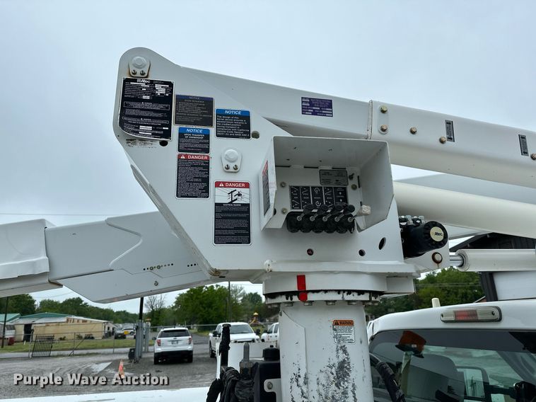 image for item LR9743 2013 Ford F550 Super Duty  bucket truck