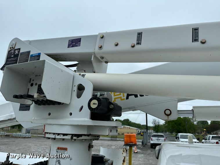 image for item LR9743 2013 Ford F550 Super Duty  bucket truck