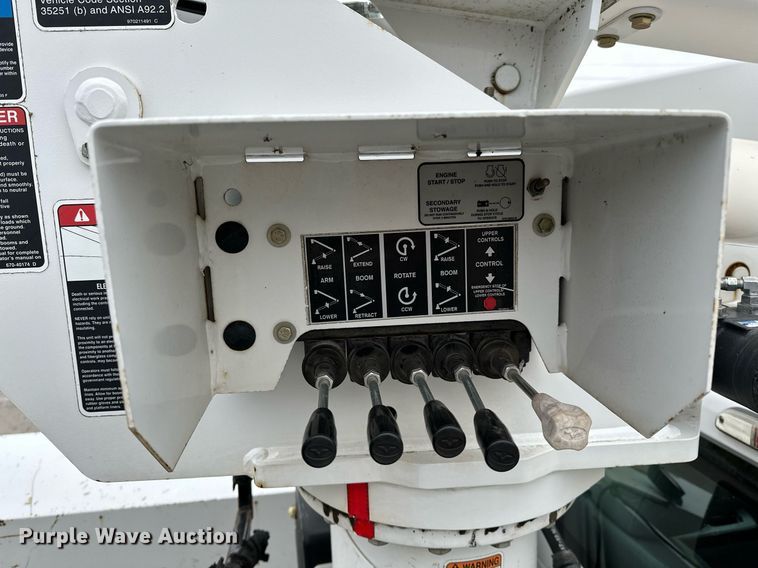 image for item LR9743 2013 Ford F550 Super Duty  bucket truck