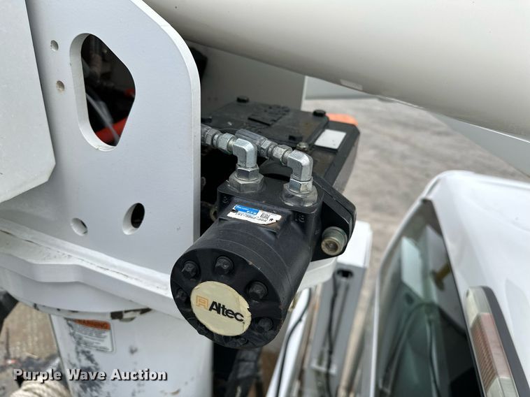 image for item LR9743 2013 Ford F550 Super Duty  bucket truck