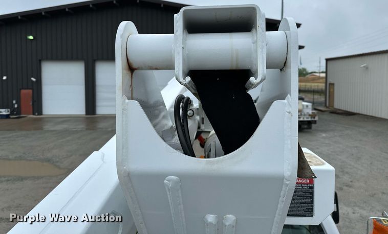 image for item LR9743 2013 Ford F550 Super Duty  bucket truck