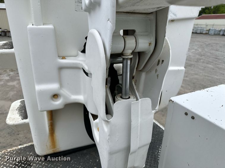 image for item LR9743 2013 Ford F550 Super Duty  bucket truck