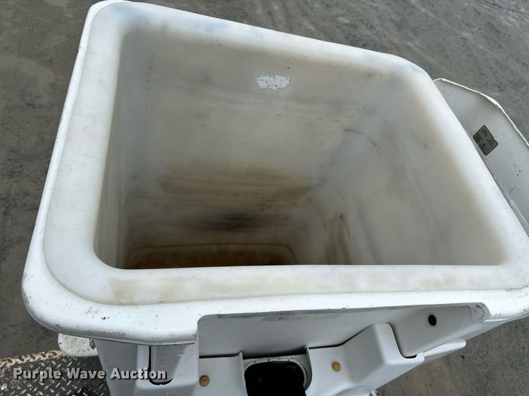 image for item LR9743 2013 Ford F550 Super Duty  bucket truck