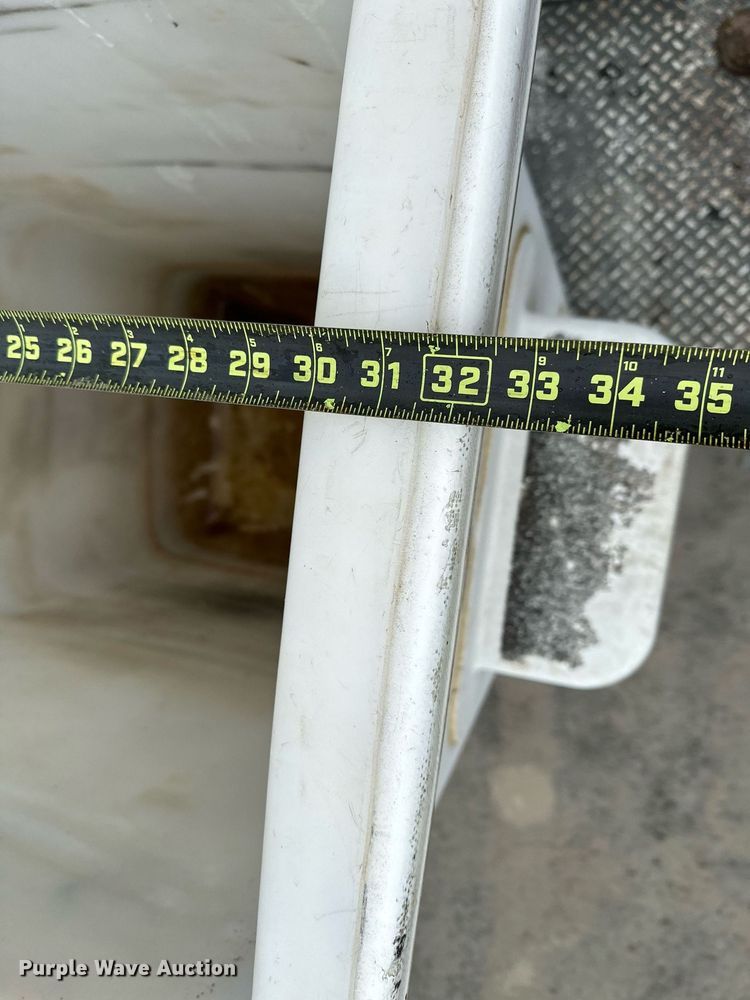 image for item LR9743 2013 Ford F550 Super Duty  bucket truck