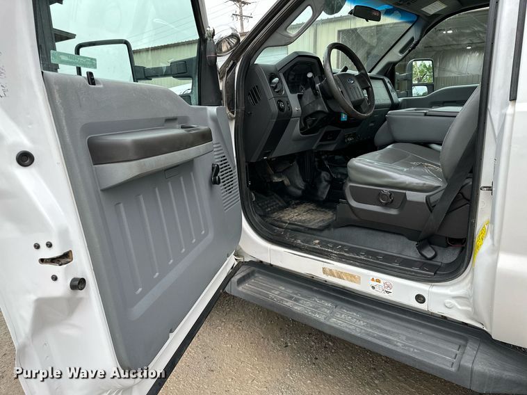 image for item LR9743 2013 Ford F550 Super Duty  bucket truck