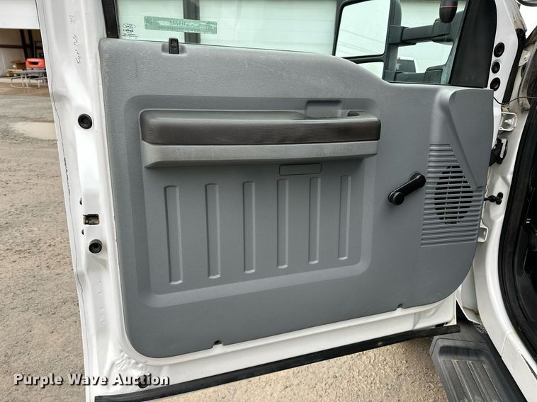 image for item LR9743 2013 Ford F550 Super Duty  bucket truck