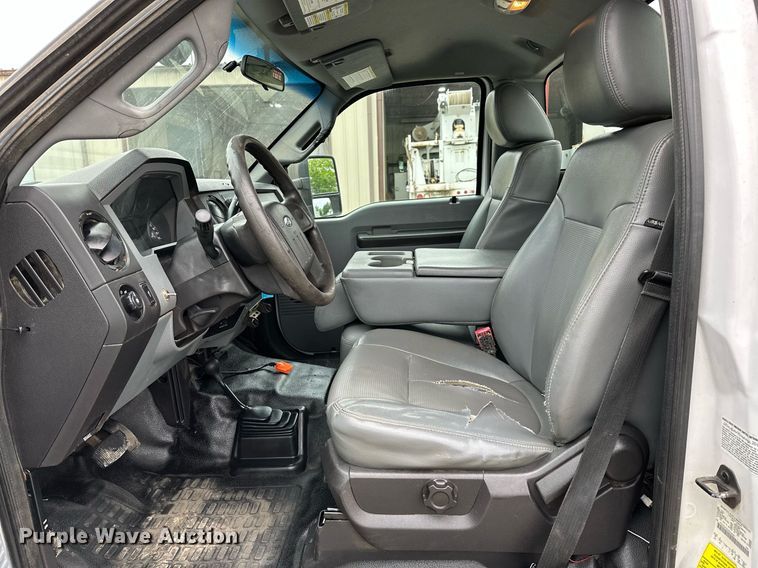 image for item LR9743 2013 Ford F550 Super Duty  bucket truck